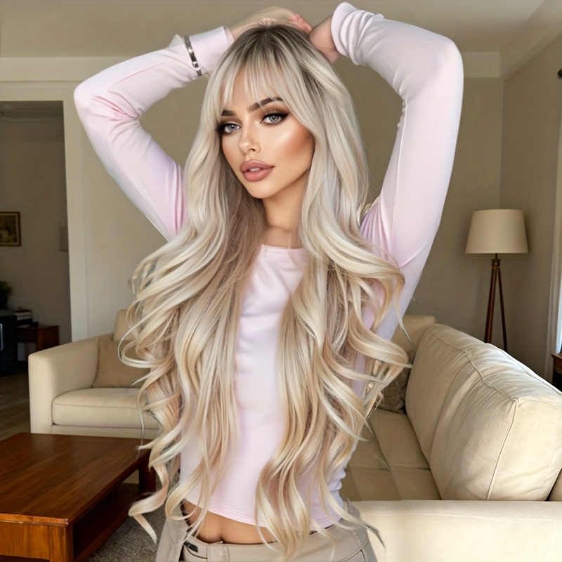 E-shop Stylische lange, lockige blonde Perücke mit Pony, für Damen entworfen. Hergestellt mit atmungsaktiver Mesh-Kappe, geeignet für Anfänger, ideal