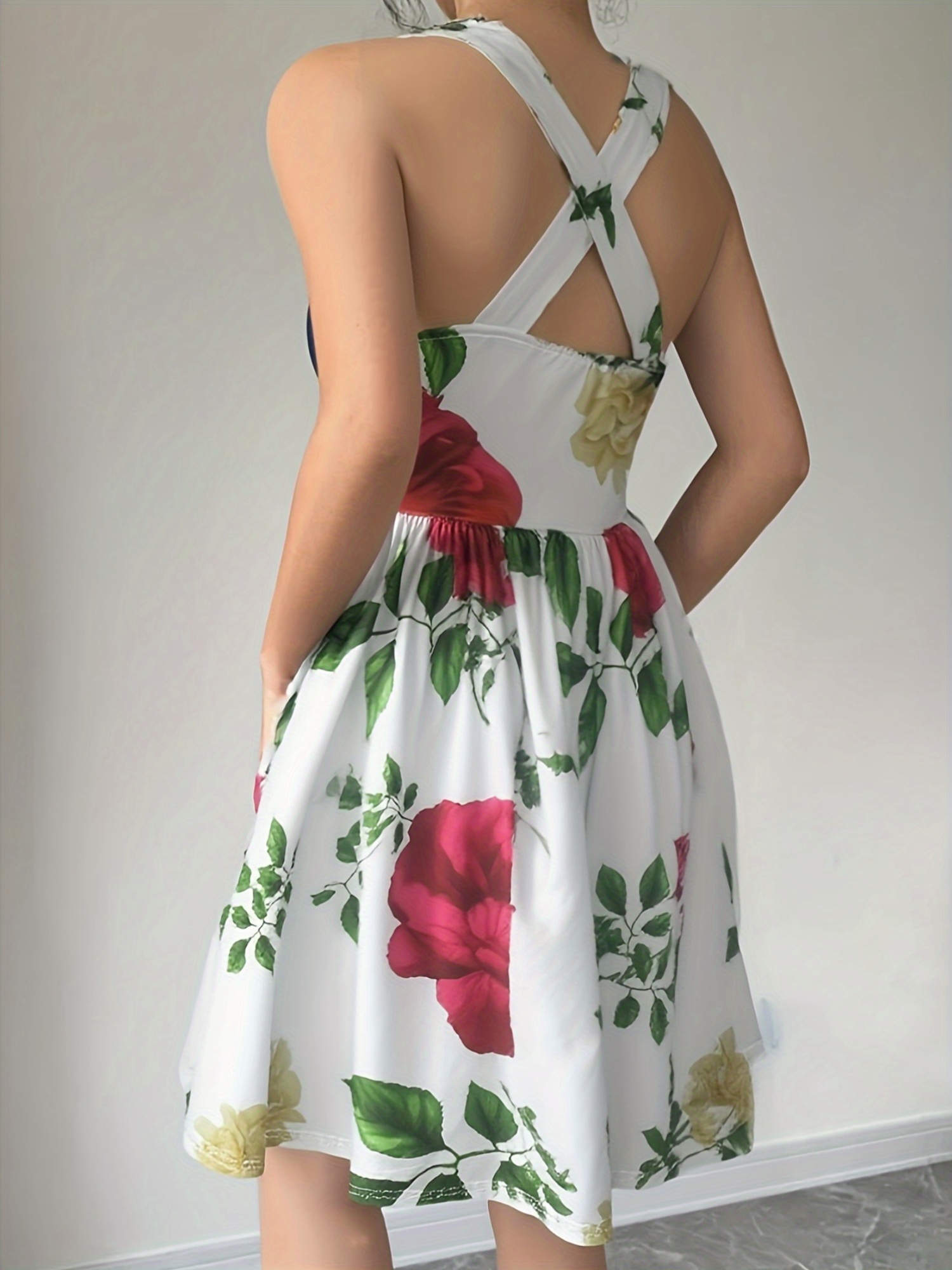 Vrouwelijke Elegante Bloemenprint Maxi Jurk Wit met Rode *n, Groene  Bladeren, Gouden Accenten, Perfect voor Alle-Seizoenen Vakantie- en Casual 