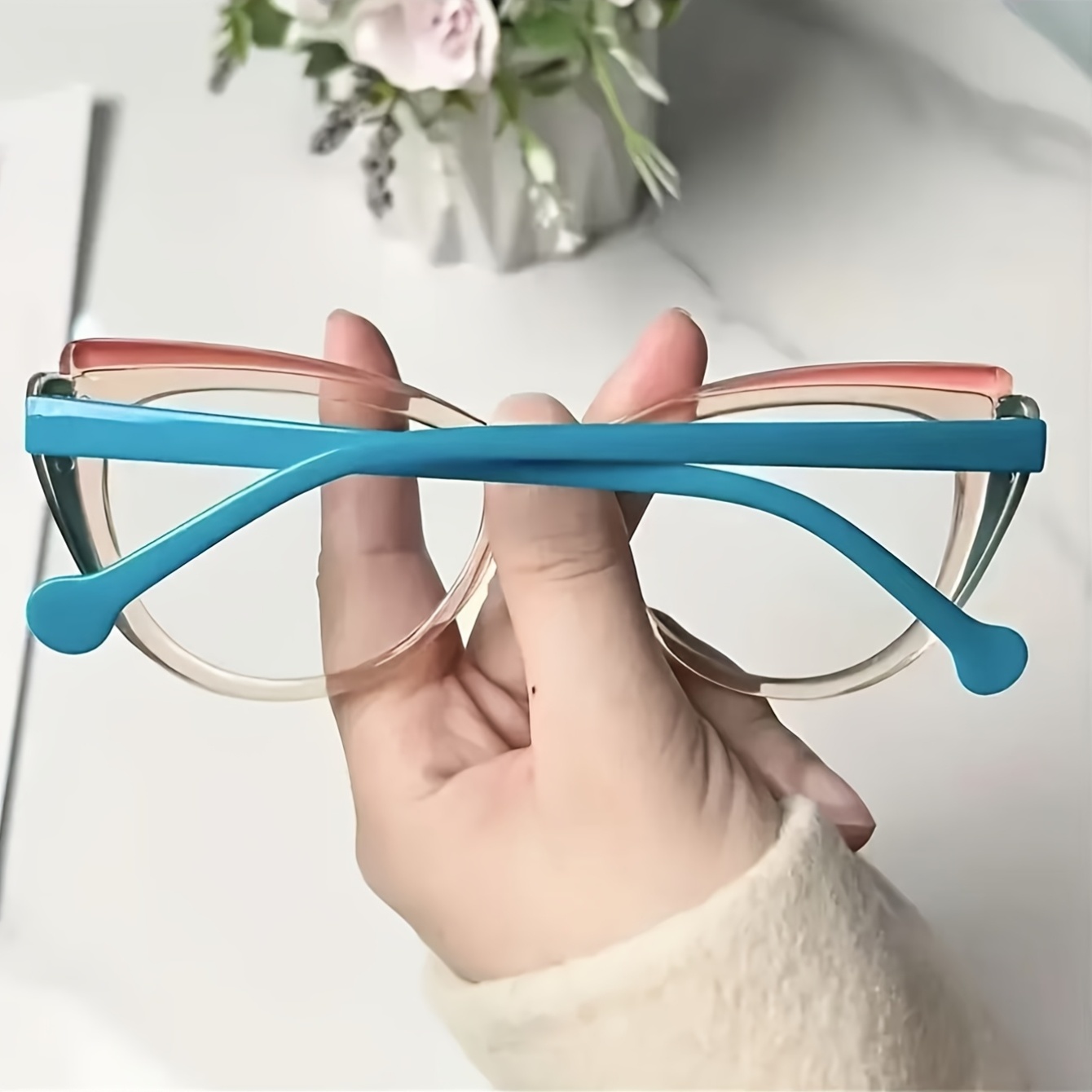 A Pair of Vintage-Style Cat-Eye Glasses Suitable for Both Men And Women, Featuring a Trendy Leopard Print Color-Block Design. They Are Perfect for Everyday Wear And Office Commutes