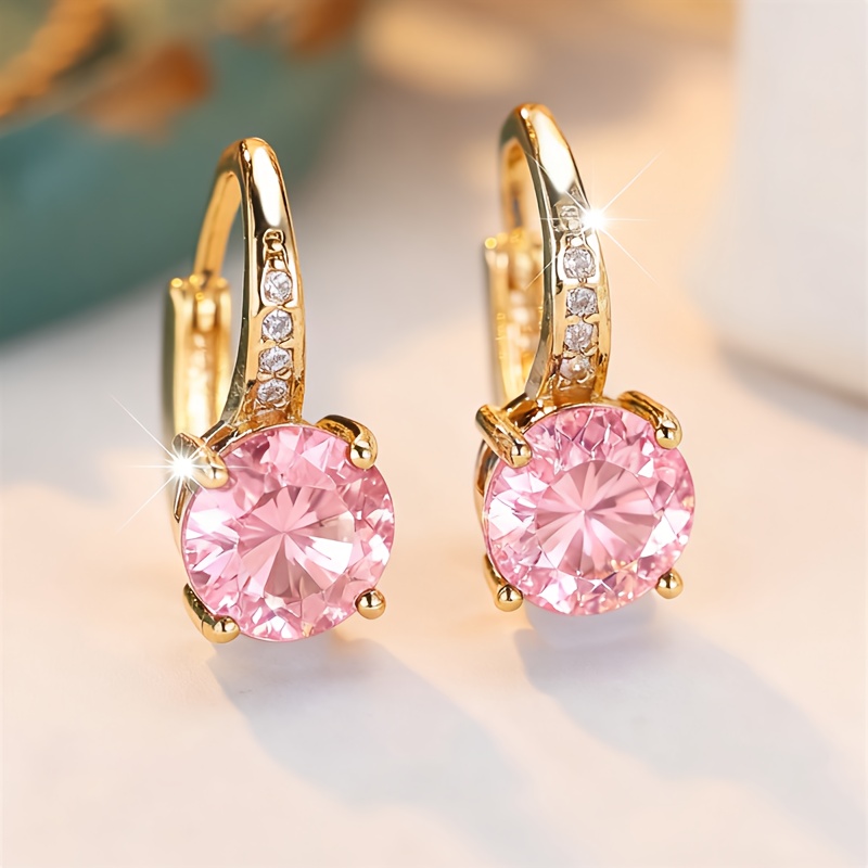E-shop Ein Set aus goldenen, vierzinkigen Ohrsteckern in ovaler Form mit rosa, synthetischem Zirkonia-Effekt im Vintage-Bohemian-Luxus-Stil mit einem