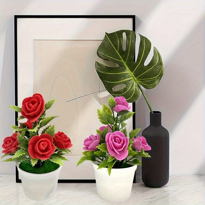 Twee levensechte kunstmatige rozen in pot