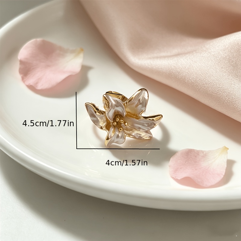 Women's Minimalist Floral Ring, Light Luxury Design