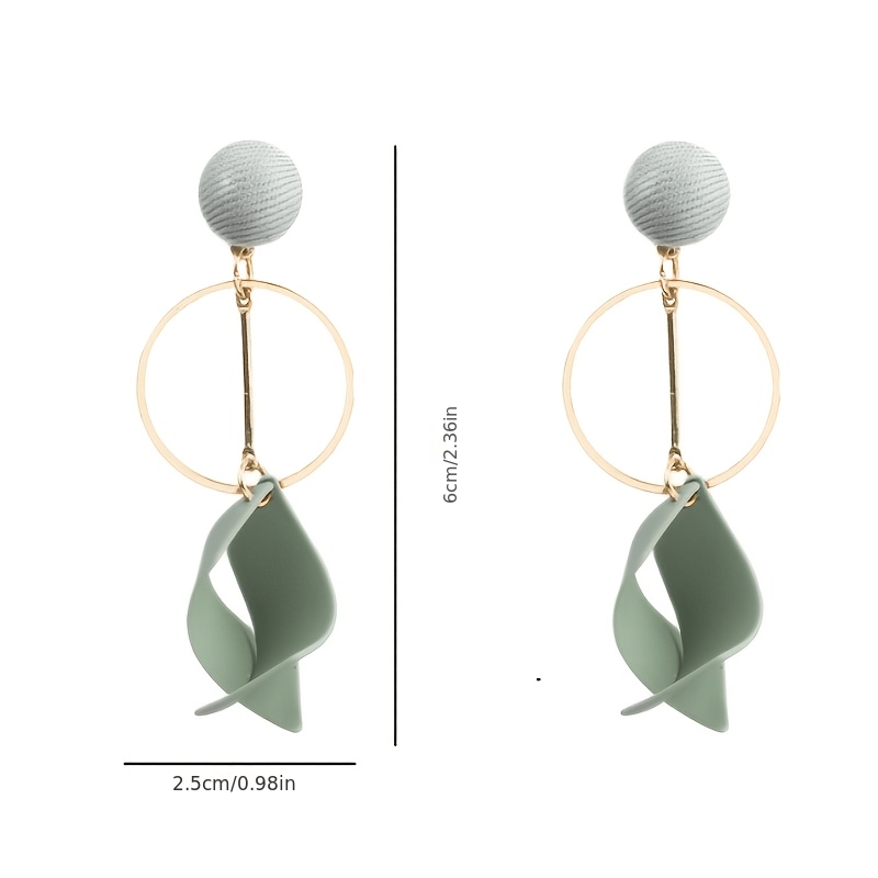 Women's Fashionable Wavy Round Earrings