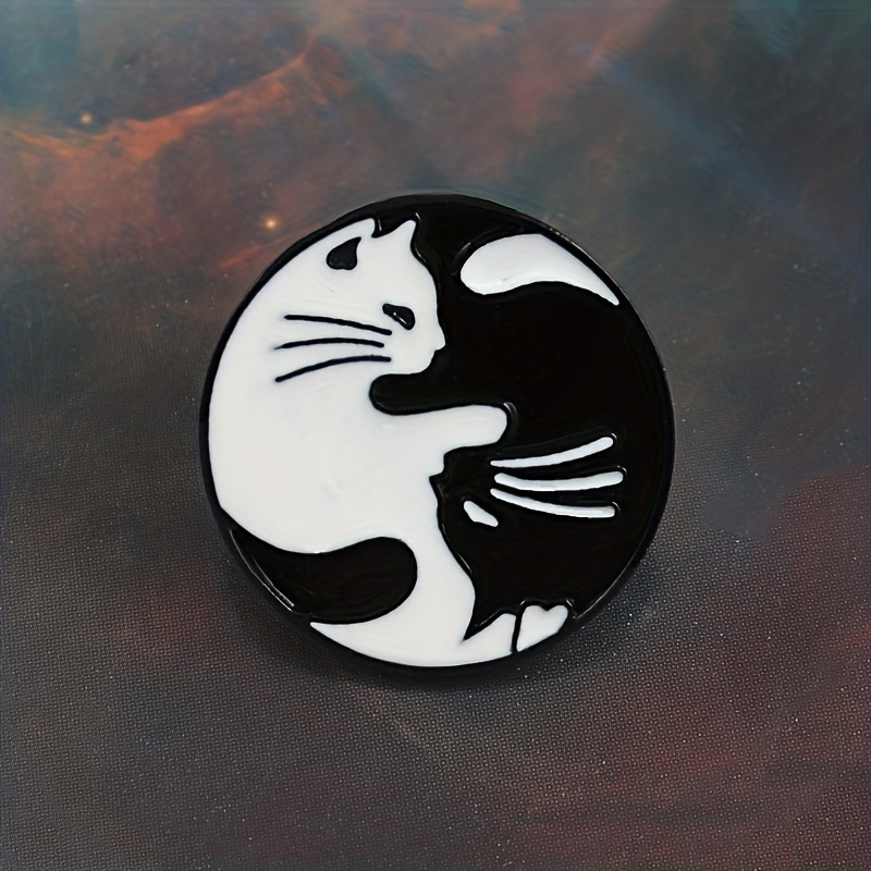 Compra online de Pinos de esmalte de gato preto e branco abraçando gatos  bonitos gatos de desenho animado brooches lapel lapel joias para amigos