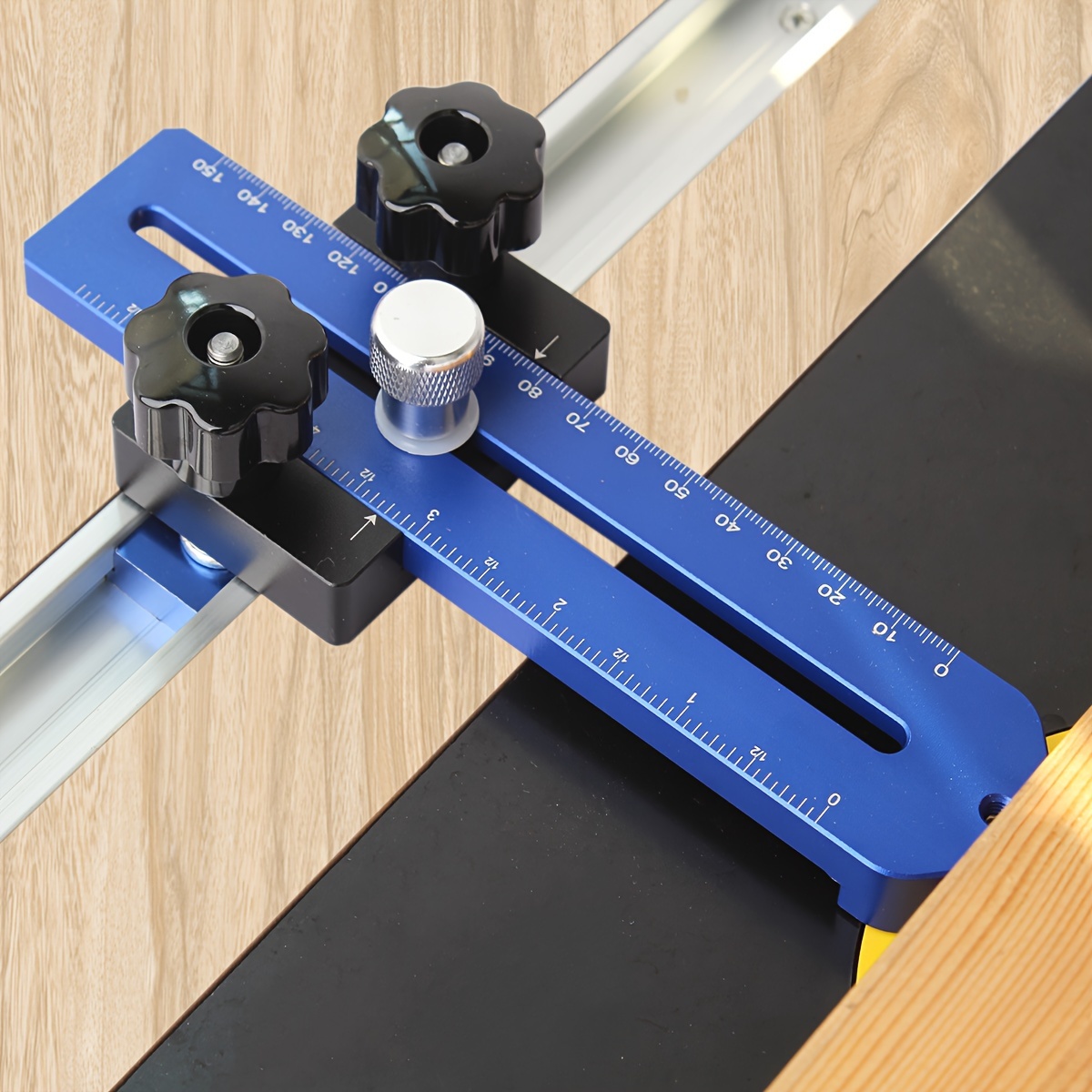 le charpentier utilise un foret et un gabarit de goujon de centrage ou un  outil de gabarit de trou de poche pour faire des joints solides sur une  plaque de bois. concept