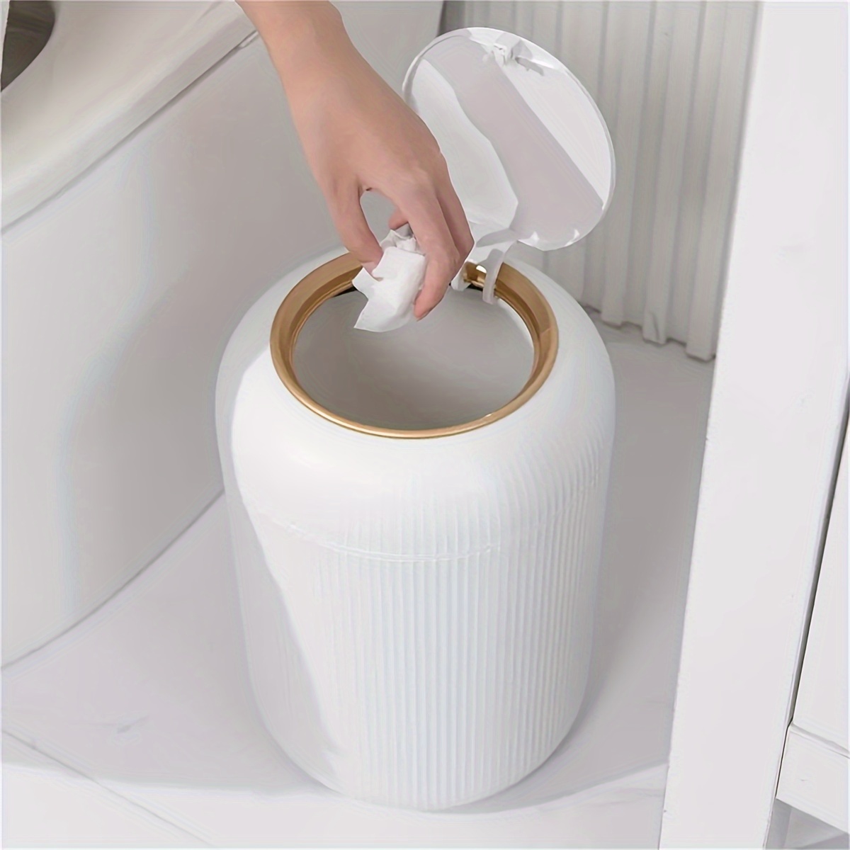 Cubo de basura colgante pequeño de 3.2 galones/12L con tapa para puerta de  armario de cocina o debajo del fregadero, cubo de basura de baño con tapa