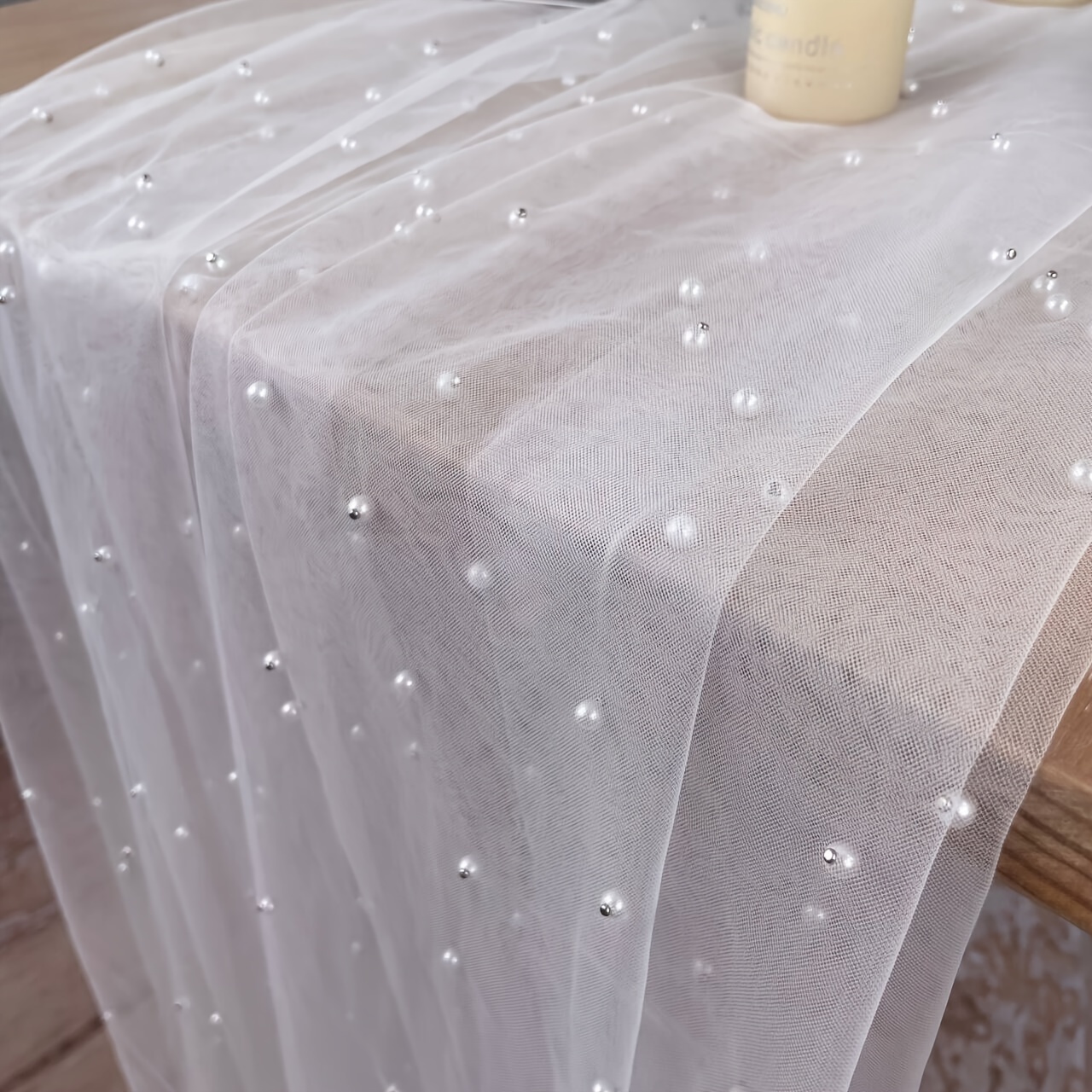 Elegante tovaglia bianca sul tavolo sfondo minimalista