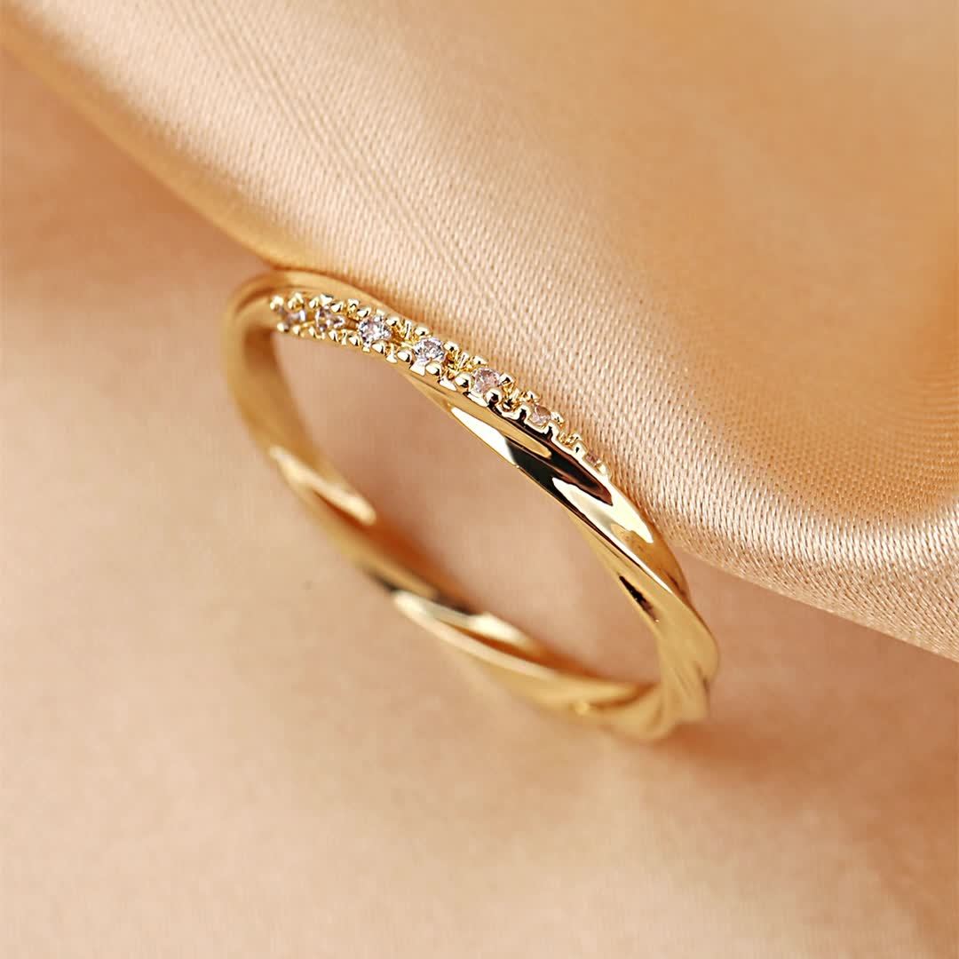 Crown Couple Ring - Stylish Accessory for Women