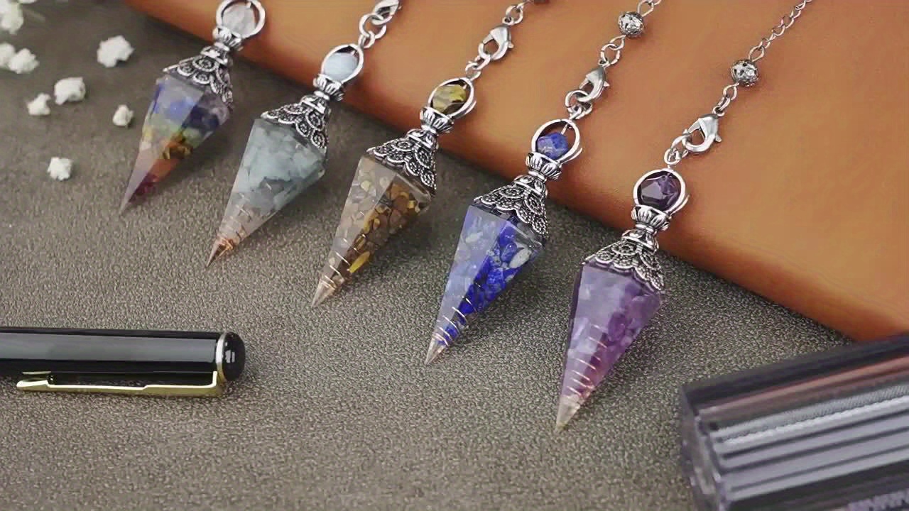Natural Stone Crystal Necklace with Star Pendulum