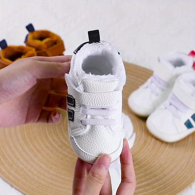 Een paar nieuwe, warme, fleece sportschoenen