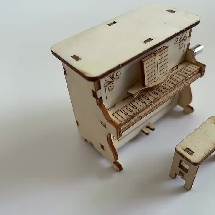 Cajas de música miium - Caja musical para una profesora de piano muy  especial con la melodía personalizada de la primera pieza que enseñó a su  alumno, la Sonata fácil de Mozart.