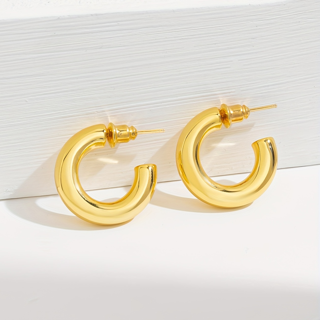 Luvente Yellow Gold Hoop Earrings — Màti