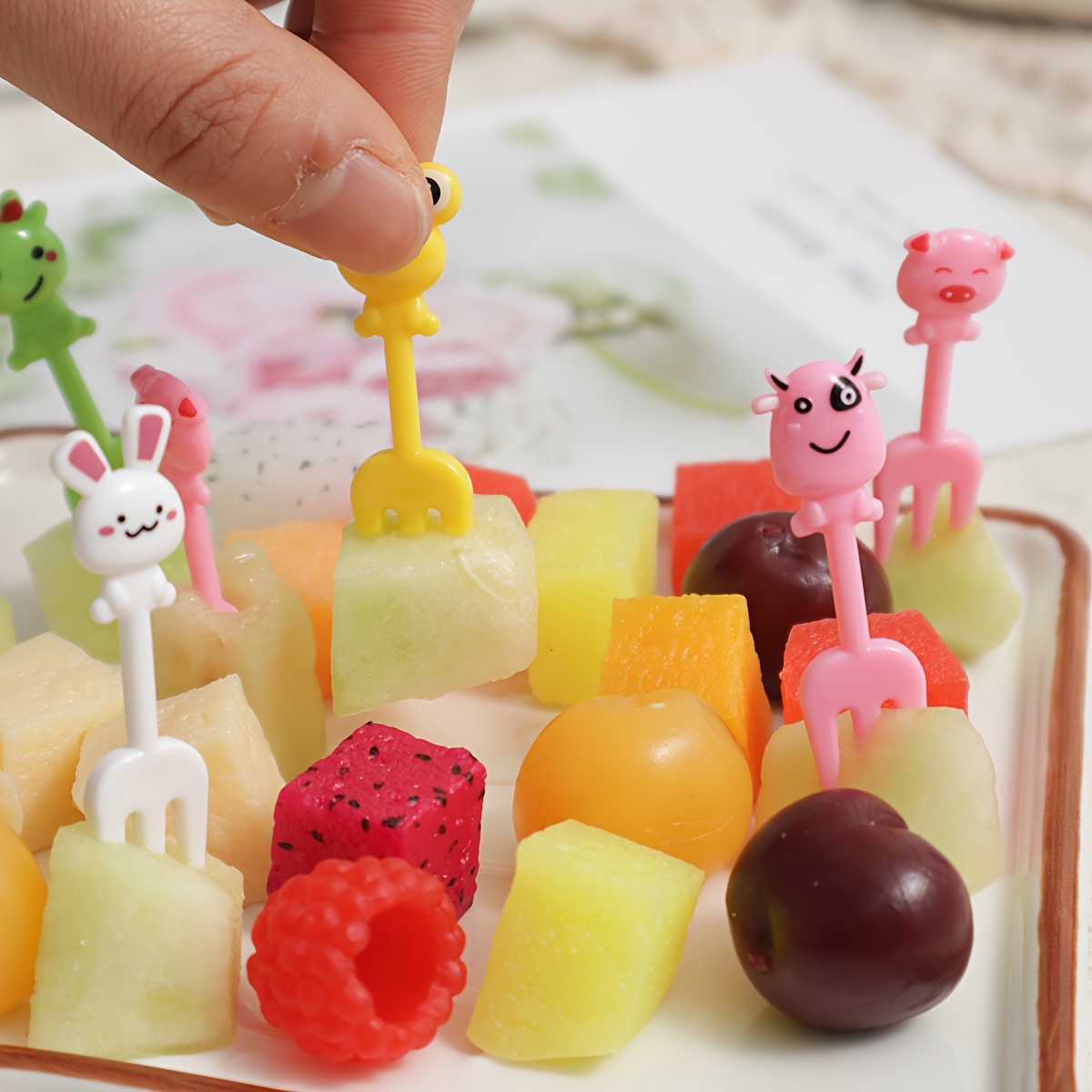 20pcs/set Crown Cartoon Fruit Forks & Animal Shaped Plastic Fruit