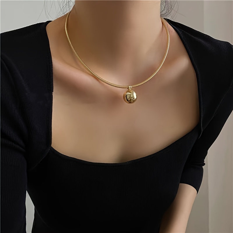 Simple short hot sale gold necklace