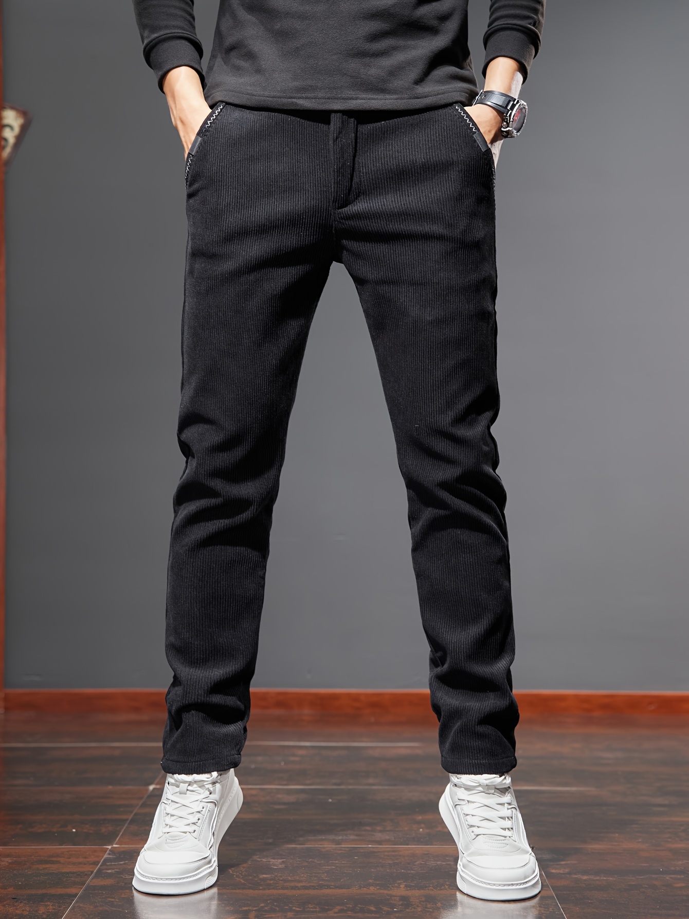 Hombre con pantalon online apretado