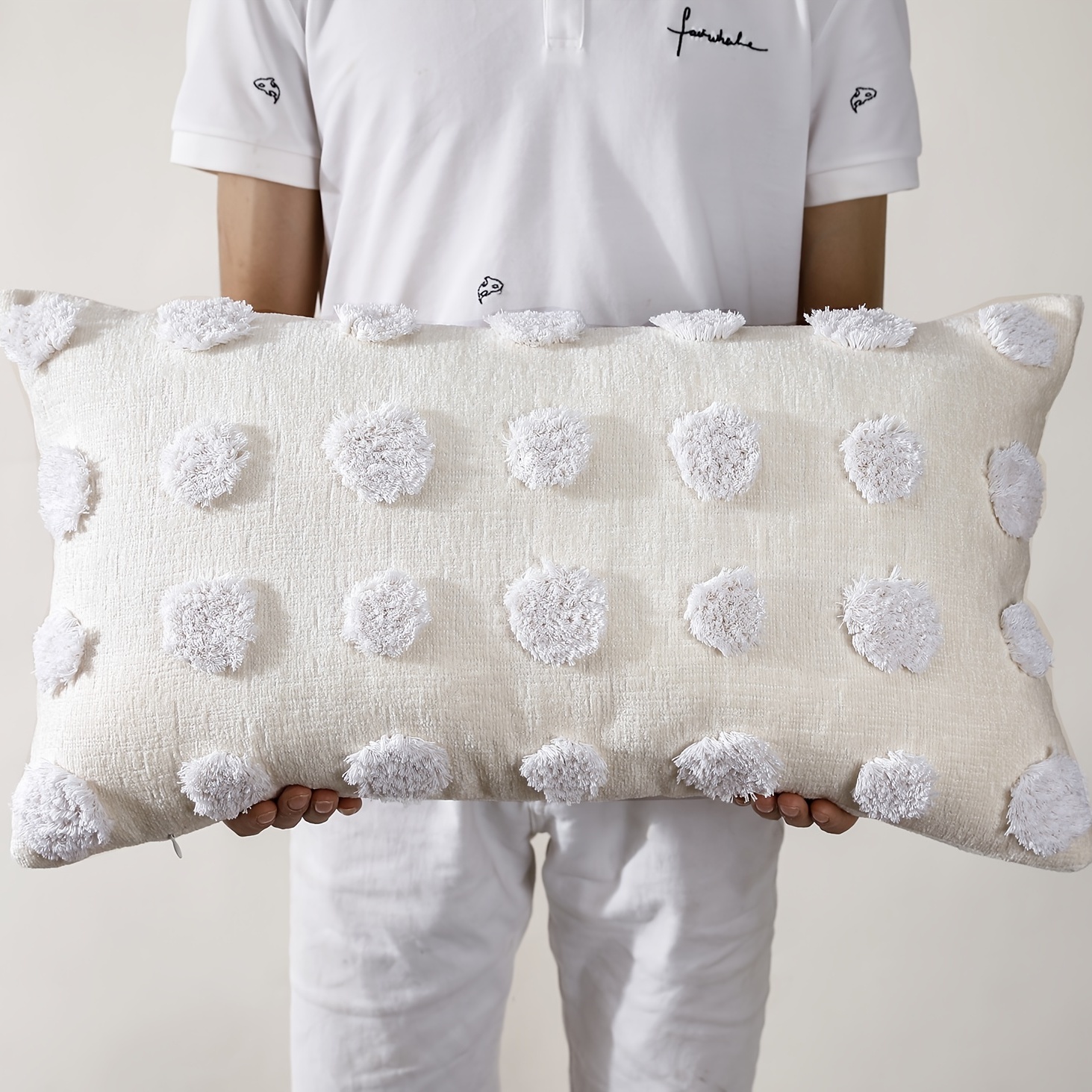 https://img.kwcdn.com/product/chenille-pom-pom-tufted-decorative-throw-pillow/d69d2f15w98k18-07118ecc/Fancyalgo/VirtualModelMatting/42bed1565c1e6dba1afd171ac9772b51.jpg?imageView2/2/w/500/q/60/format/webp