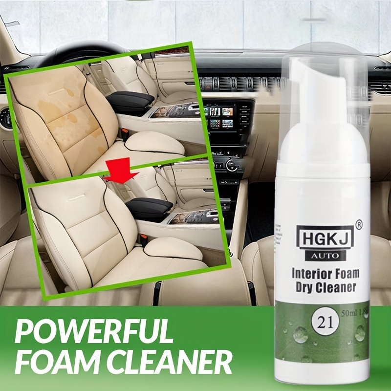 Proceso de limpieza con espuma y detergente con cepillo para el panel de la  tarjeta de la puerta del coche servicio detallado del coche trabajador en  el servicio de limpieza lavado interior