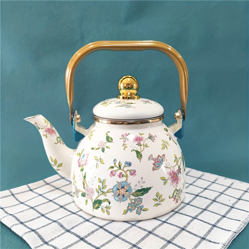 Thé Réaliste. Préparation De Boissons Chaudes. Bouilloire Électrique  Domestique. Emballage De Sachets De Thé Et Tasse En Porcelaine Sur Table.  Appareil De Cuisine Et Ustensile Pour Préparer Des Boissons. Notion De  Vecteur