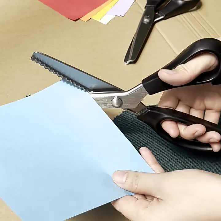 Tijeras De Sastrería En Zigzag Sobre Un Fondo Blanco. Tijeras Dentadas Para  Tela. Herramientas Para Cortar Tejidos Pesados O Ligeros, Rematar O Cortar  Piezas Decorativas. Tijeras De Sastre, Mango Rojo Con Dientes