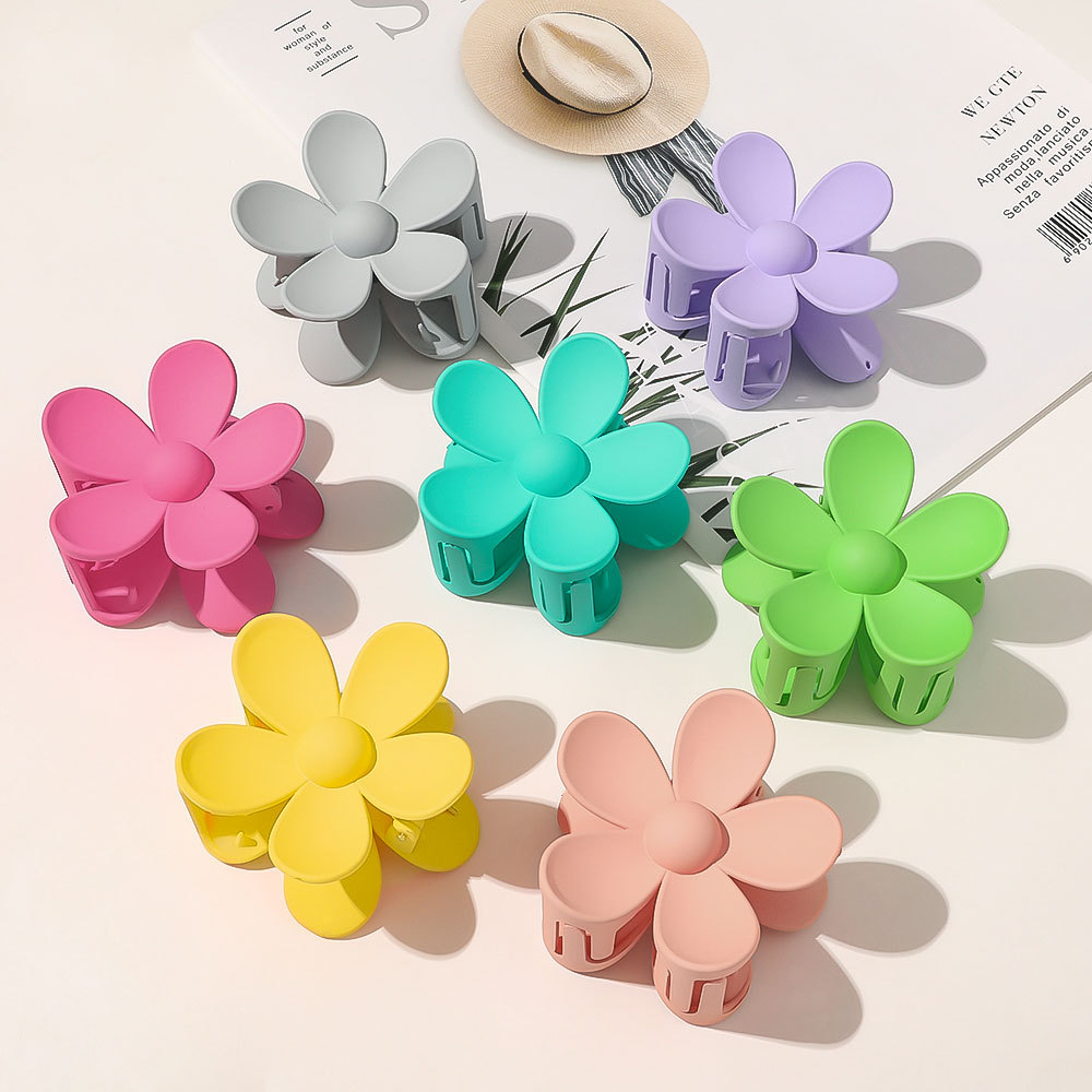 https://img.kwcdn.com/product/daisy-hair-clip/d69d2f15w98k18-b6fb4742/open/2022-09-20/1663662224625-ceb2aa7cd38240a98697dc711abcee08-goods.jpeg