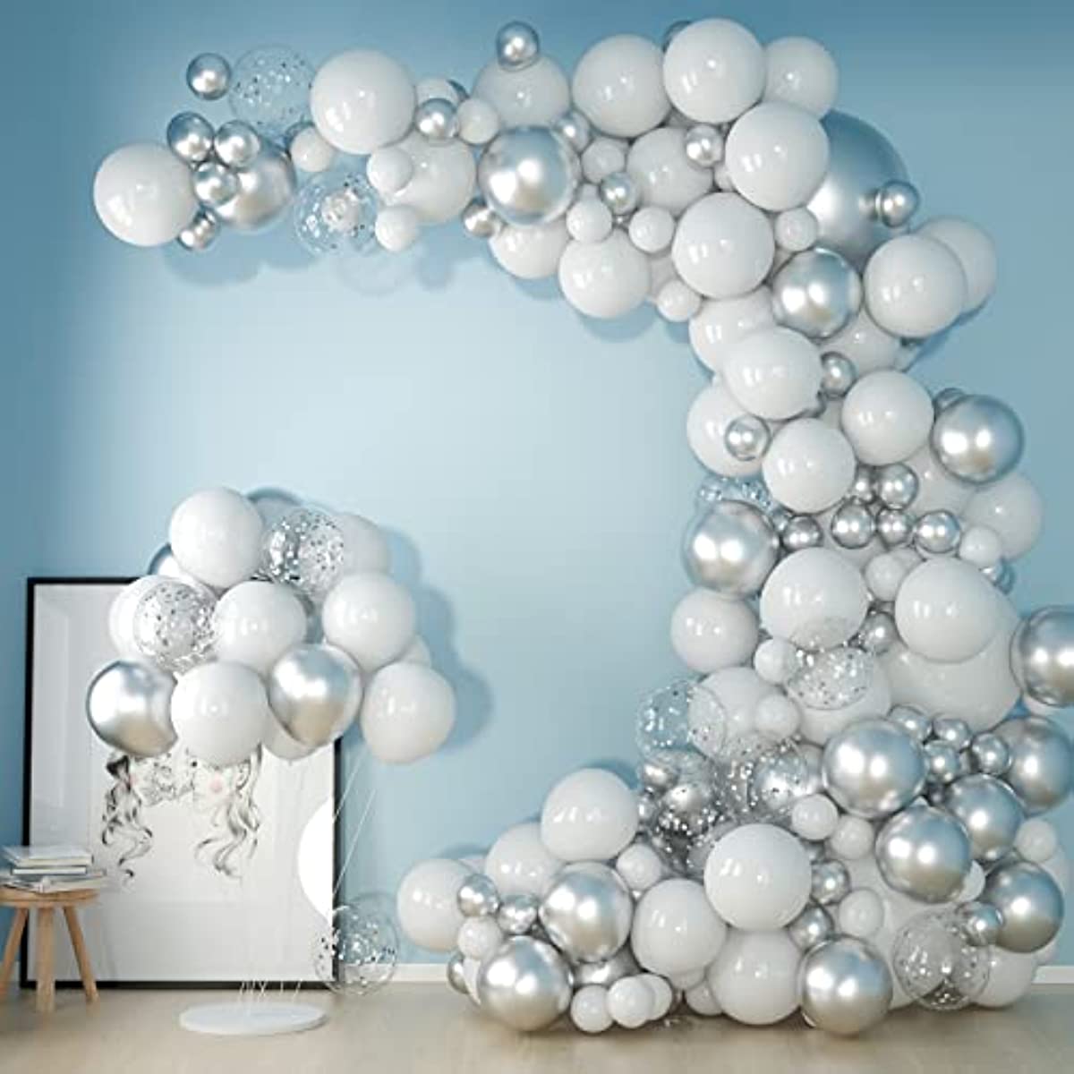 Nuestros globos blancos y plateados lucen impecables en esta