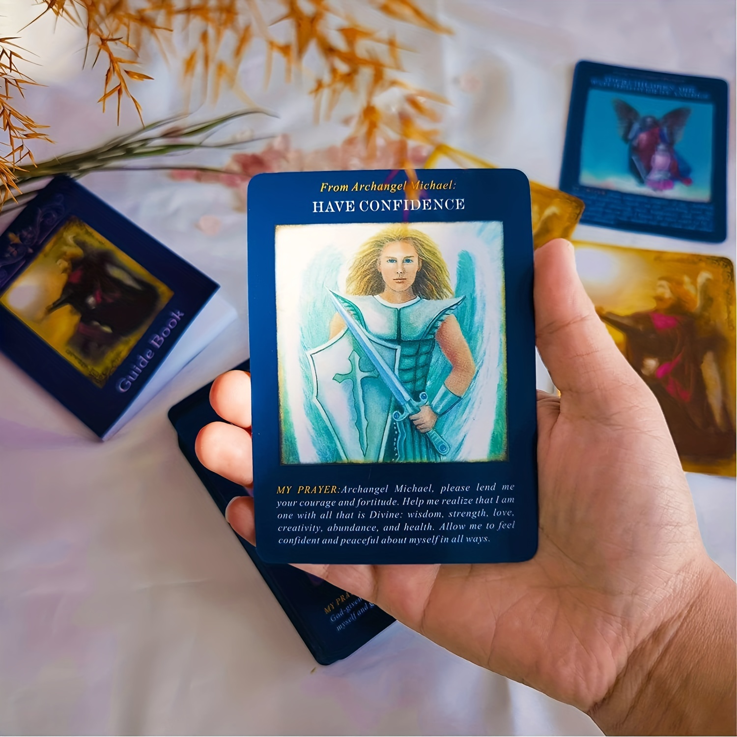 Oráculo de los ángeles con mazo de cartas: Conocer el futuro con el poder  angélico (Spanish Edition)