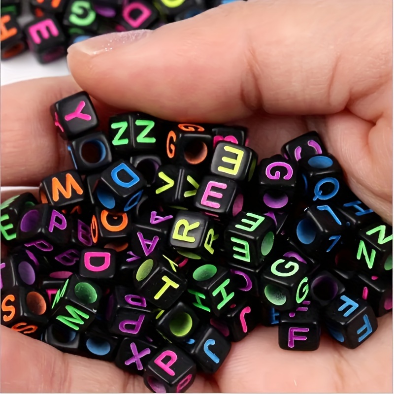 GMMA Cuentas de letras para hacer pulseras, 1500 cuentas del alfabeto de  0.16 x 0.27 pulgadas (0.157 x 0.276 in) para pulseras, cuentas acrílicas de