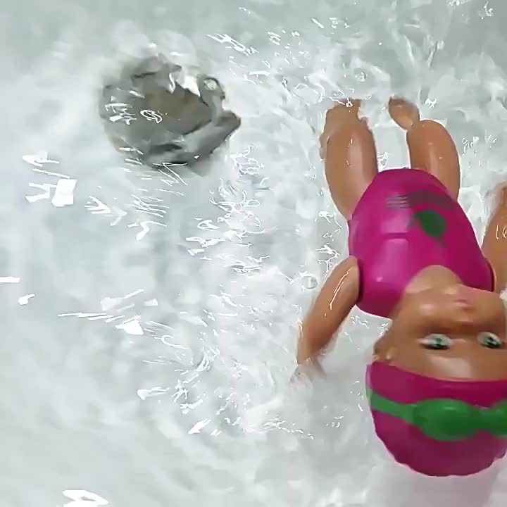 Interactive Wind-Up Swimming Doll for Bath Time