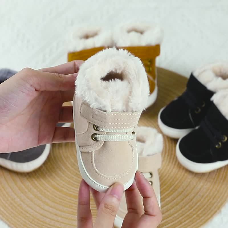 Een paar dikke, met fleece gevoerde laarzen voor jongens en meisjes