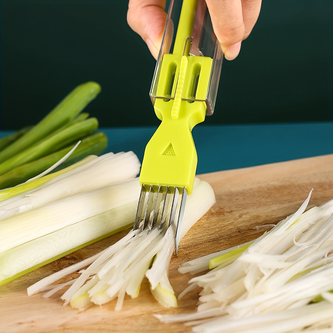 How to shred green onion using a shredding tool 
