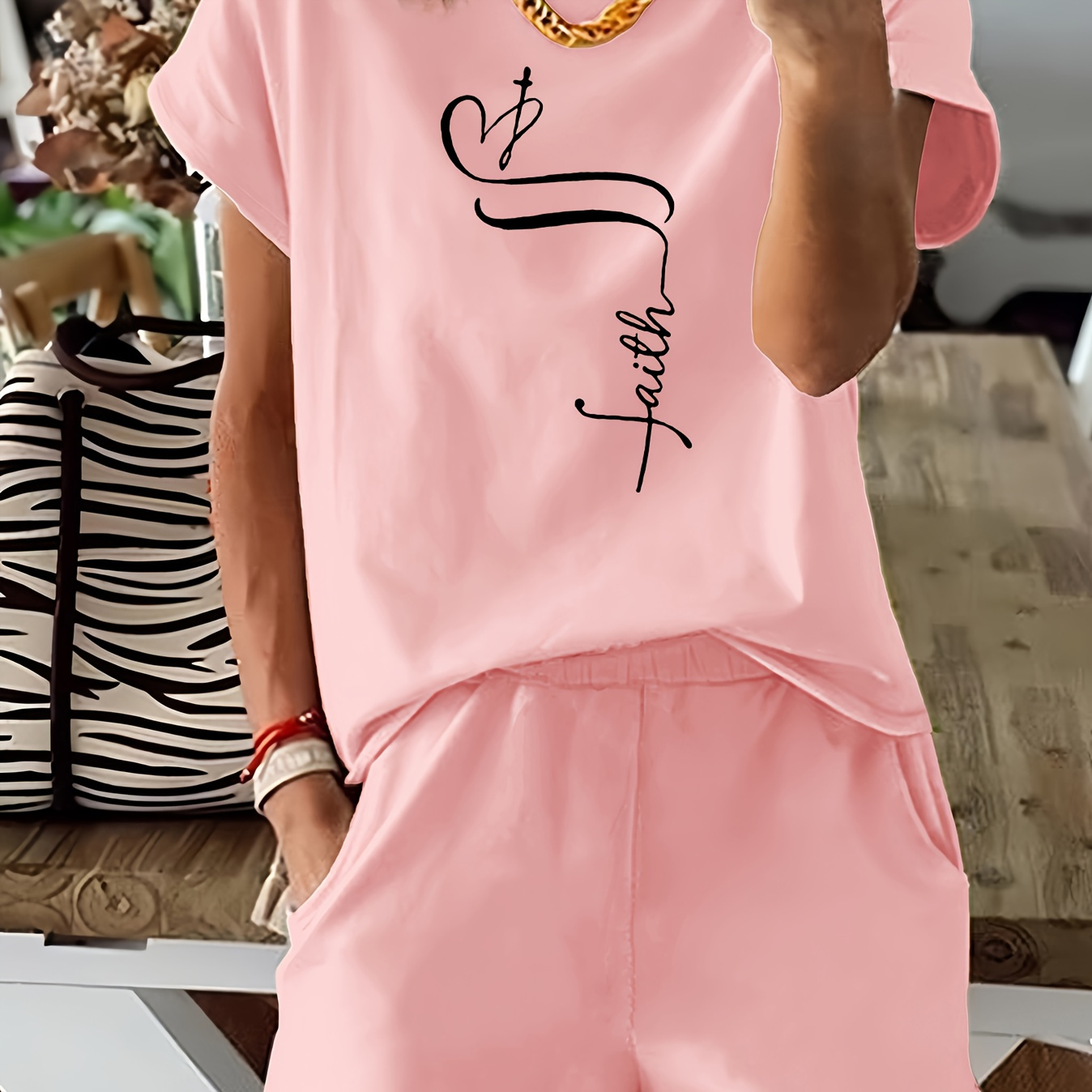 

Ensemble Décontracté pour Femme à Imprimé Lettres - T-Shirt Confortable à Manches Courtes & Shorts, Mélange de Polyester Extensible, Lavable en Machine