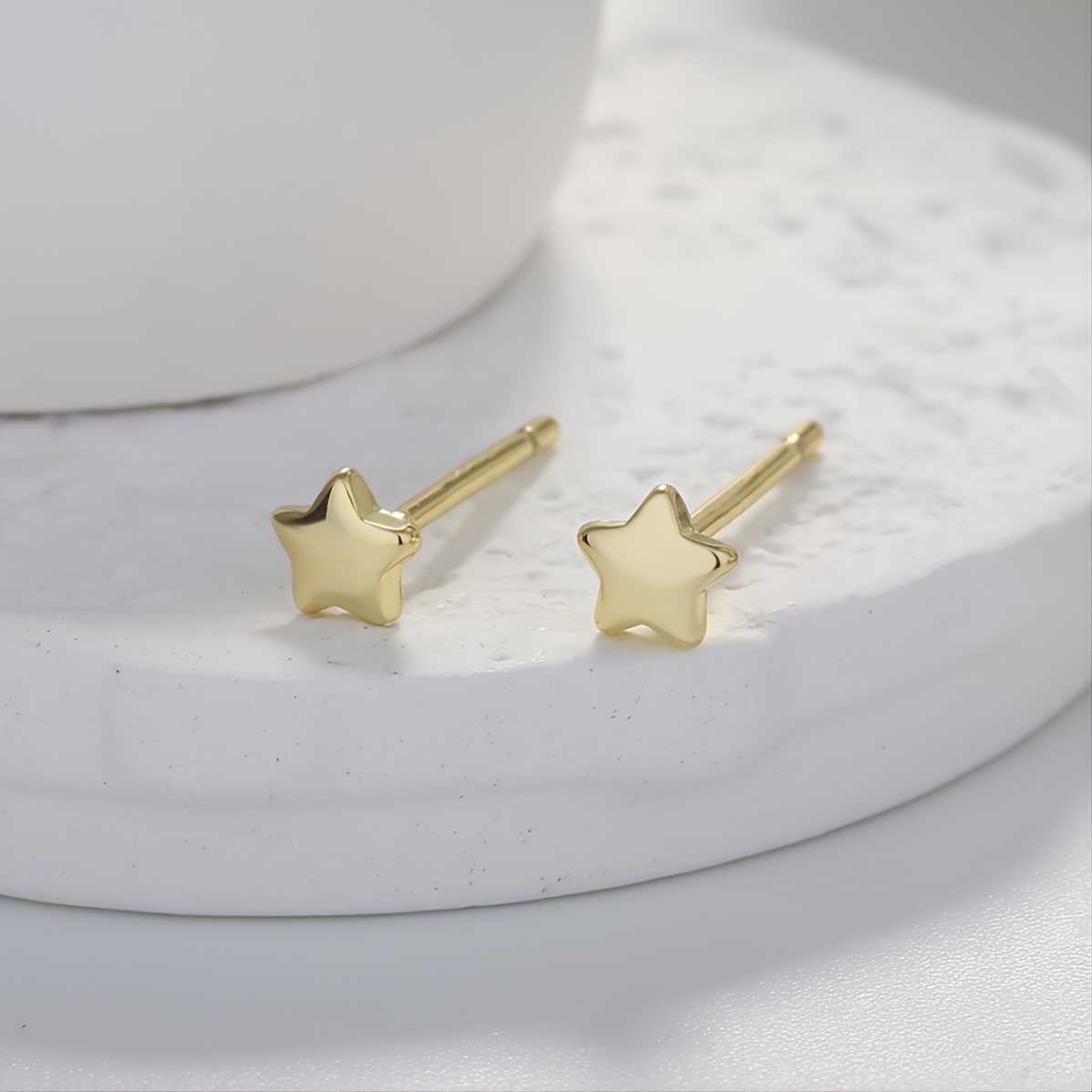 Star shaped earrings in gold | KLENOTA