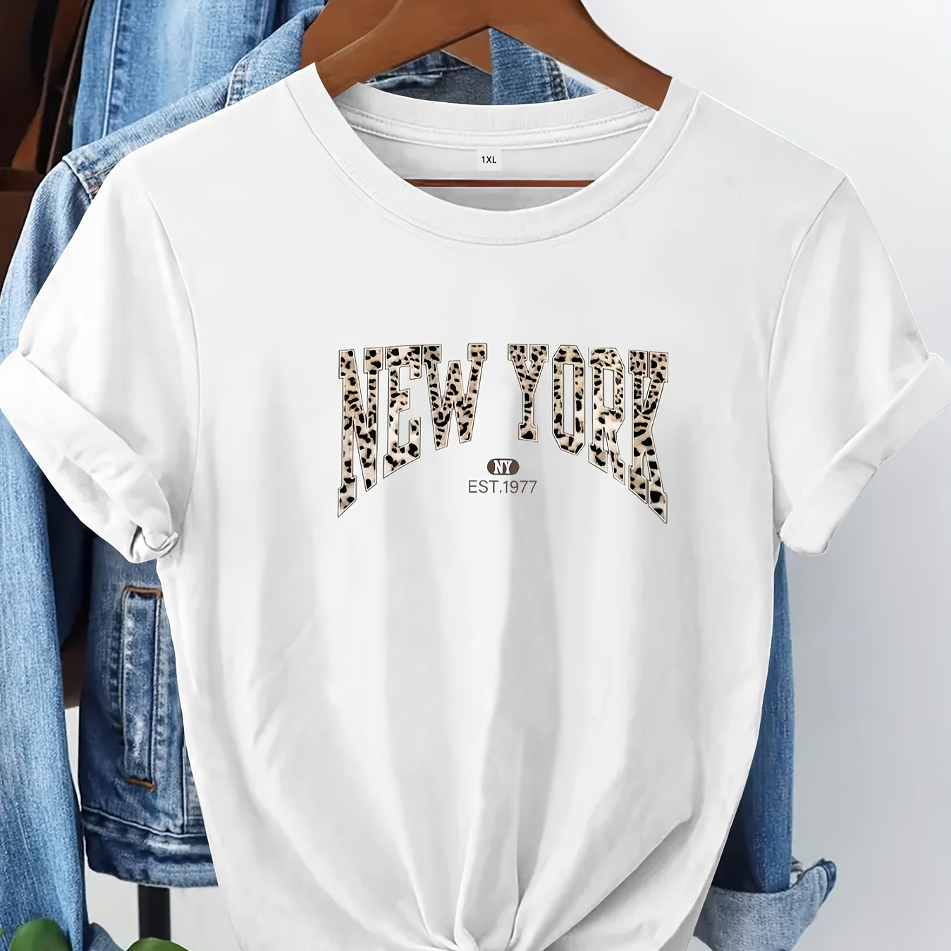 

T-shirt imprimé avec des lettres élémentaires en imprimé léopard grande taille, haut décontracté à manches courtes et col rond pour /été, vêtements grande taille pour femmes