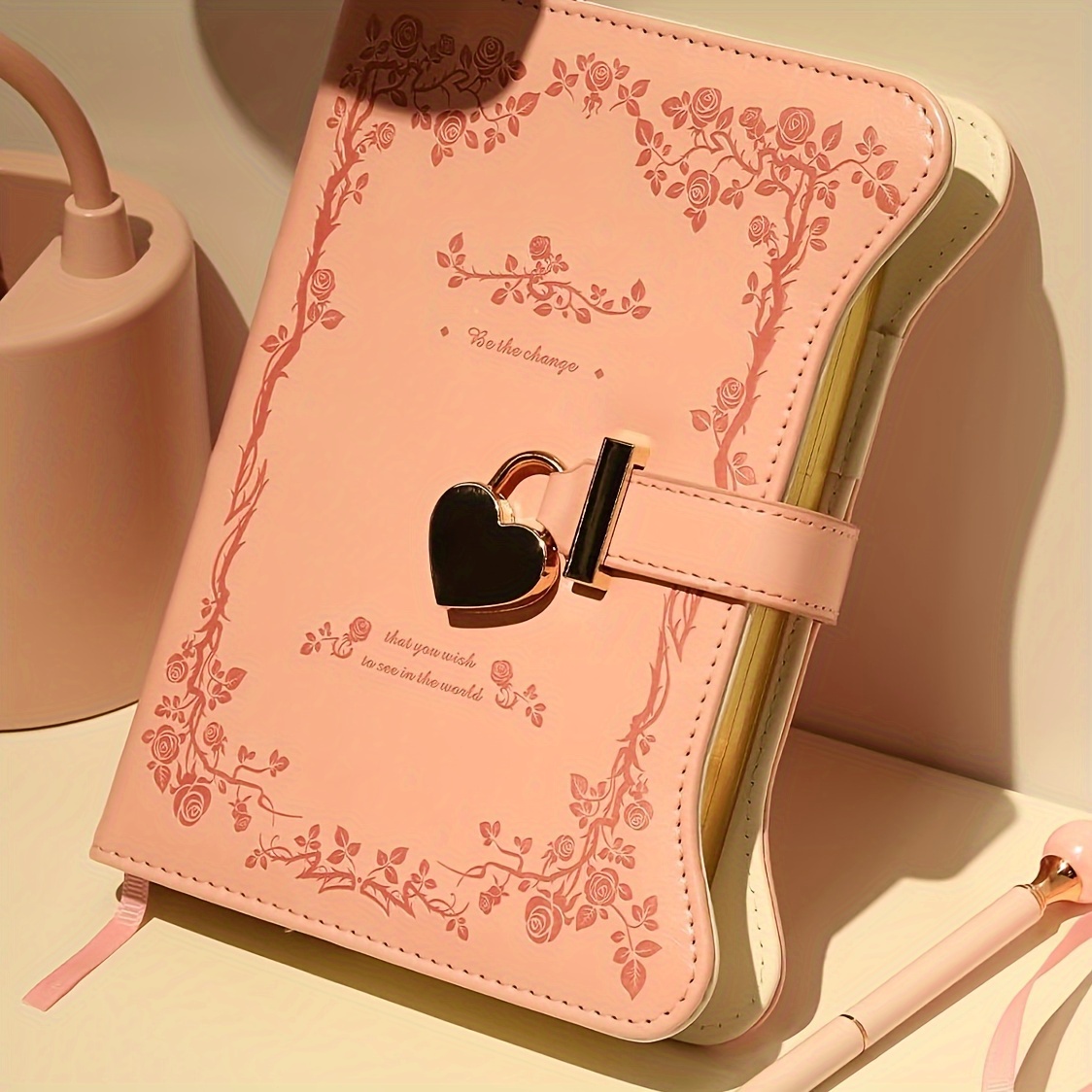 

Journal B6 verrouillé de style français chic avec 360 pages dorées - Comprend un stylo et un marque-page - Cadeau parfait pour les femmes