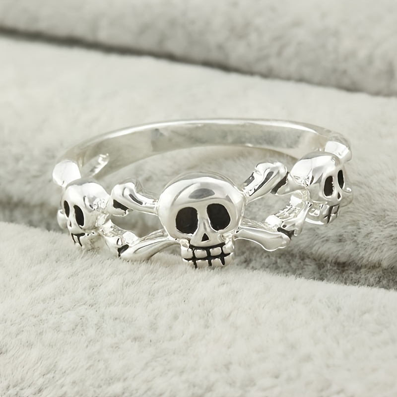 Skull on sale band ring