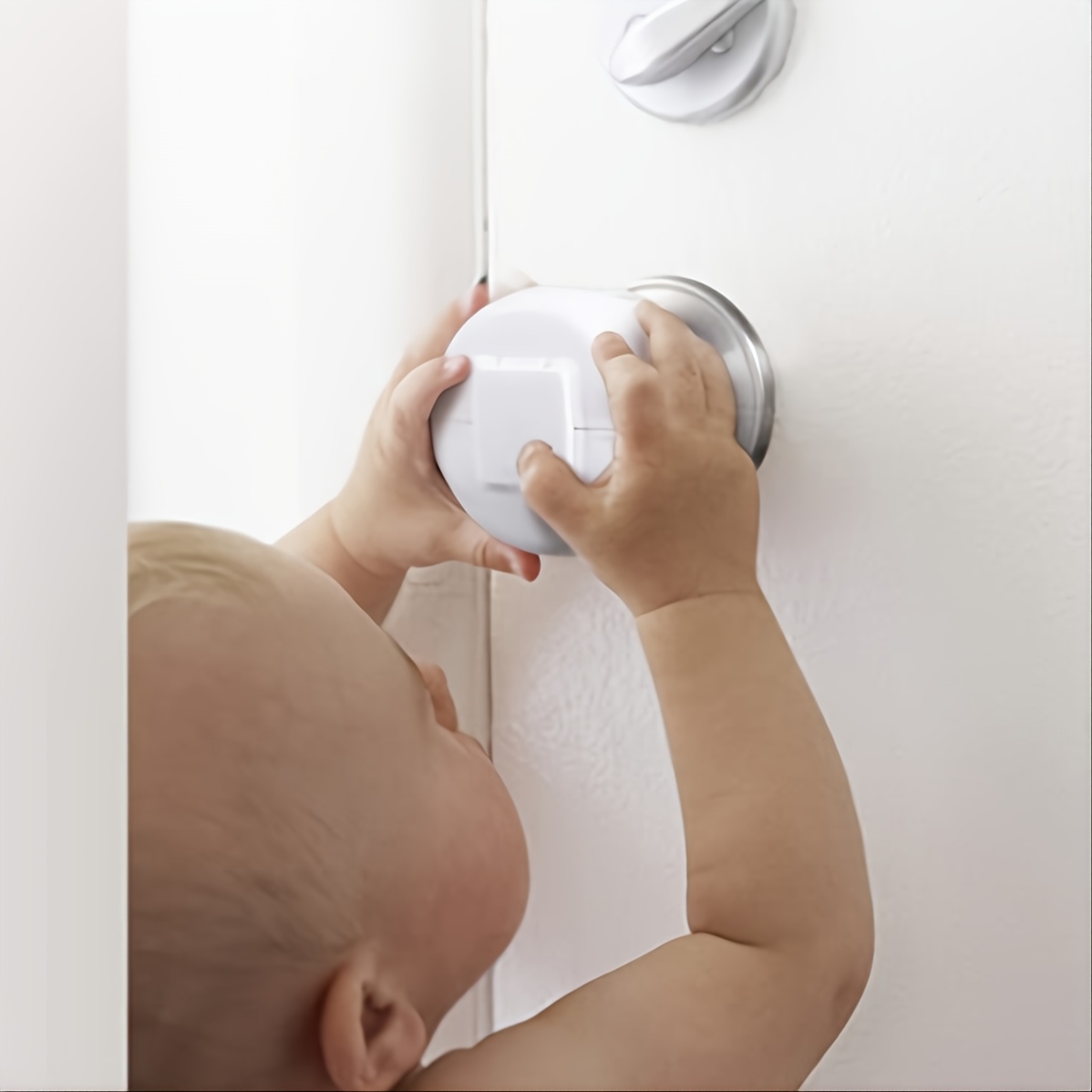 La cerradura de palanca de puerta mejorada a prueba de niños (paquete de 3)  evita que los niños pequeños abran puertas. Fácil operación con una mano