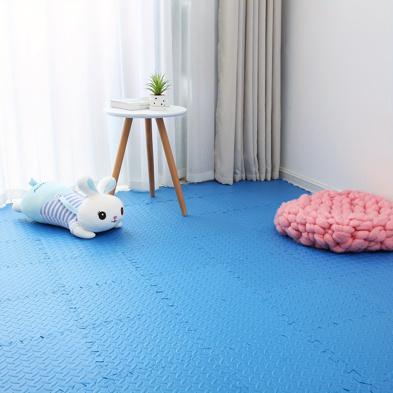 Un bebé está acostado sobre una alfombra en una habitación con un
