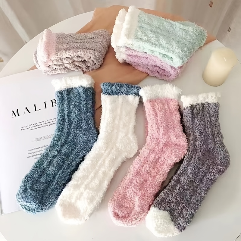 

6 Pairs Of Colored Candy-striped Long Socks For Women, Featuring A Warm Coral Fleece Design For Autumn And Winter, With Vertical Stripes And A Comfortable Texture Suitable For Indoor And Outdoor Wear.