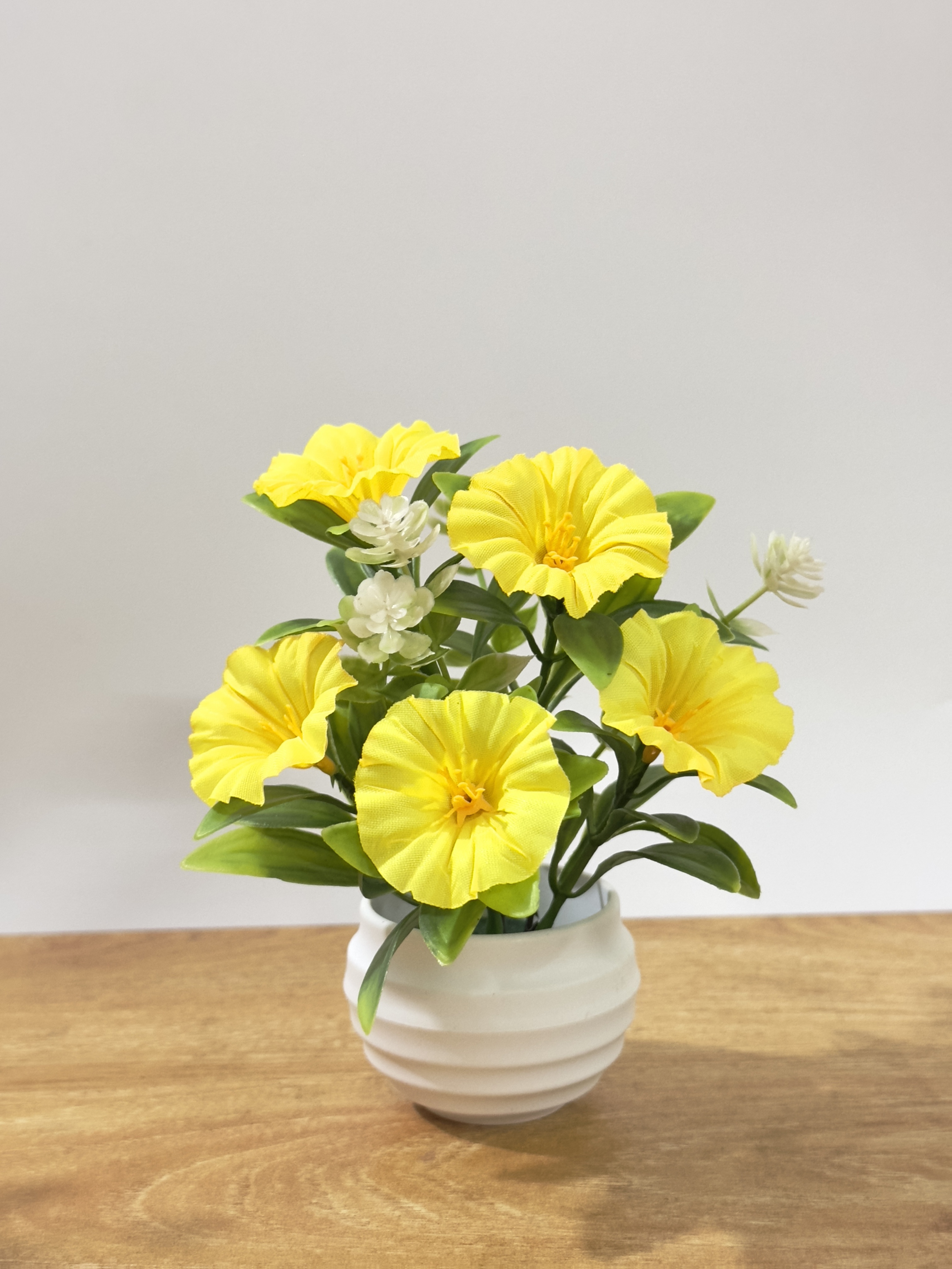 1/6 Set Morning Glory Flower with Pot, Elegant Mini 5 Artificial Flowers Artificial Green Plant Potted Art, Suitable for Home, Hotel And Garden Decoration Tabletop Overall Height 16Cm Small Ornaments (Note: Pictures Appear Large