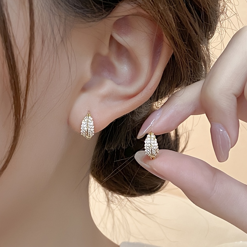 E-shop Ein Paar elegante minimalistische Kupferbesetzte funkelnde synthetische Zirkonia Blattförmige Creolen, zart, für Frauen zum Tragen bei täglichen
