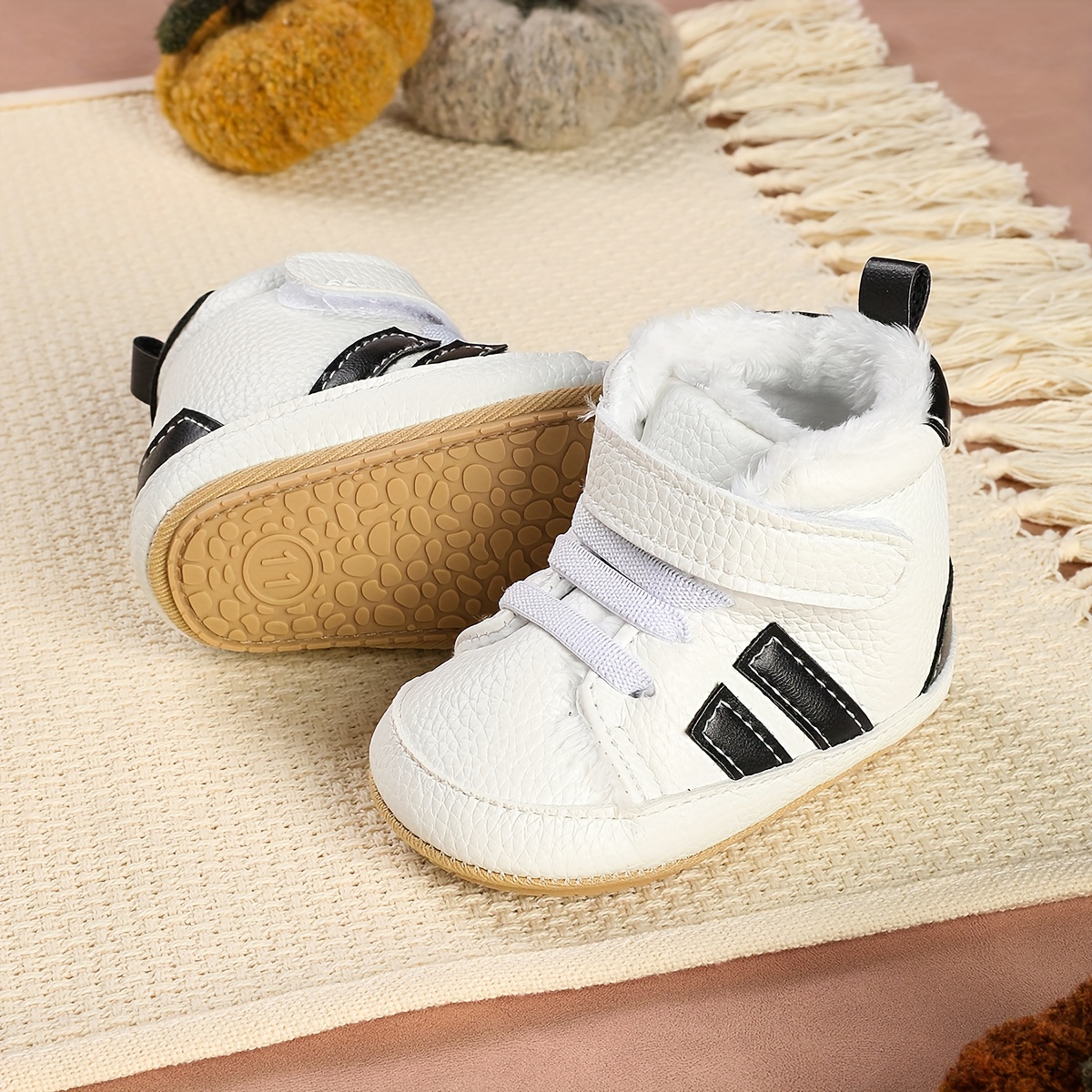 Een paar nieuwe, warme, fleece sportschoenen