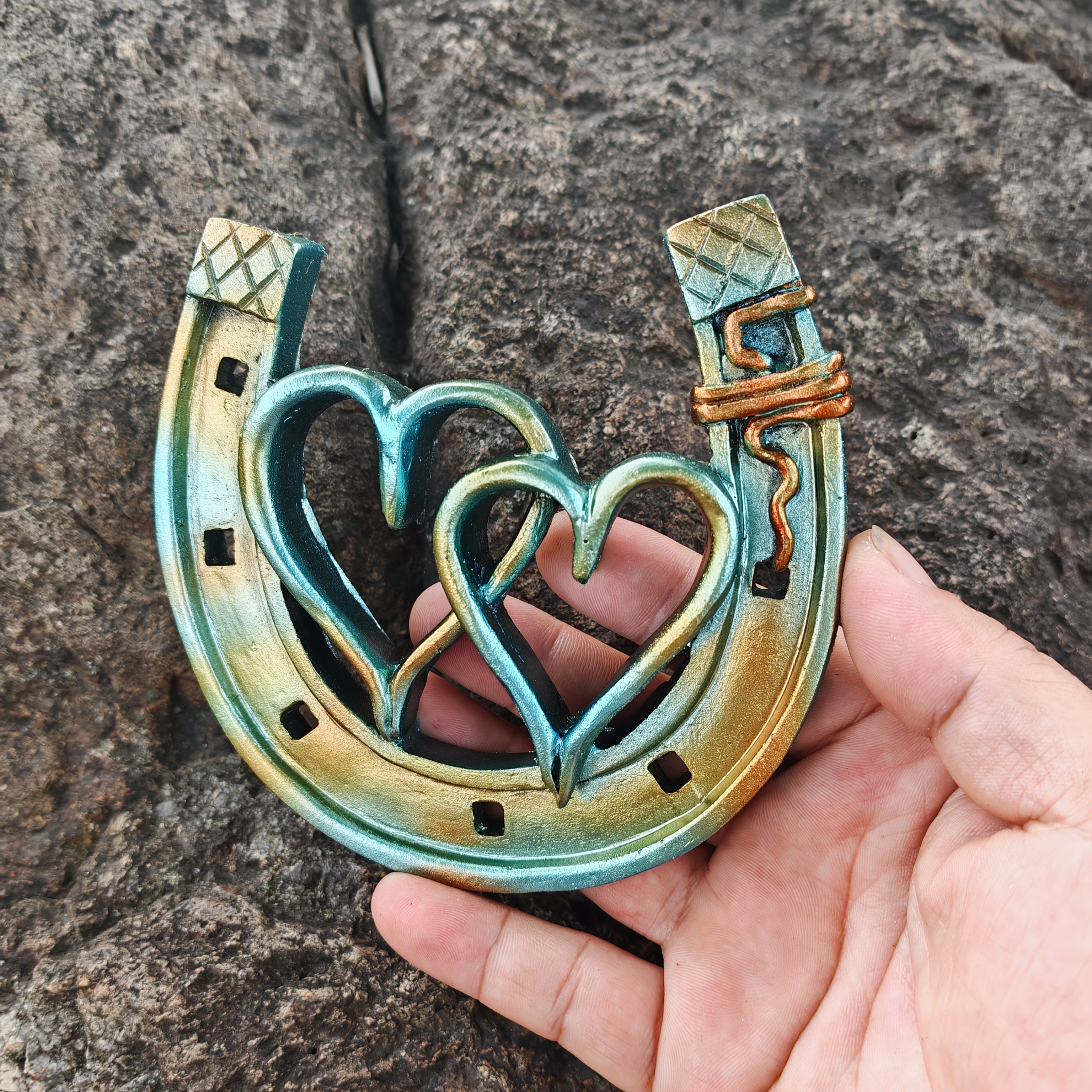 Handcrafted Horseshoe Heart Figurine - Versatile Indoor/outdoor Decor, Resin Craft Ornament For