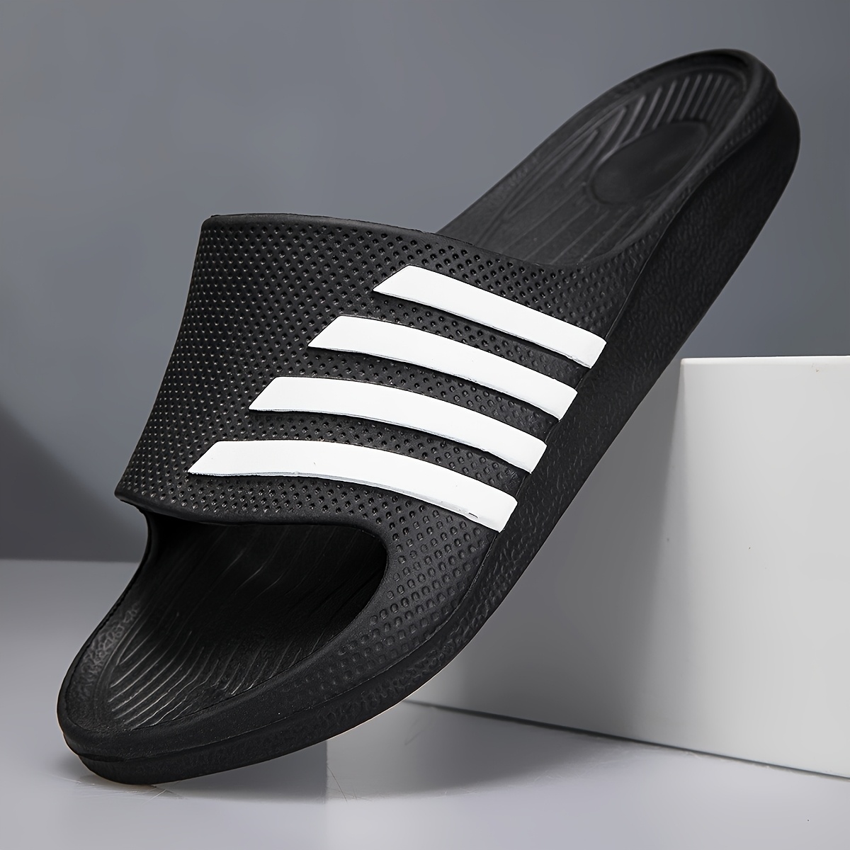 E-shop Herren Hausschuhe. Große Größen Modische Hausschuhe. Bequeme Flip-Flops mit dicker Sohle. Herrenmode > Herrenschuhe > Herrenmodische Sandalen