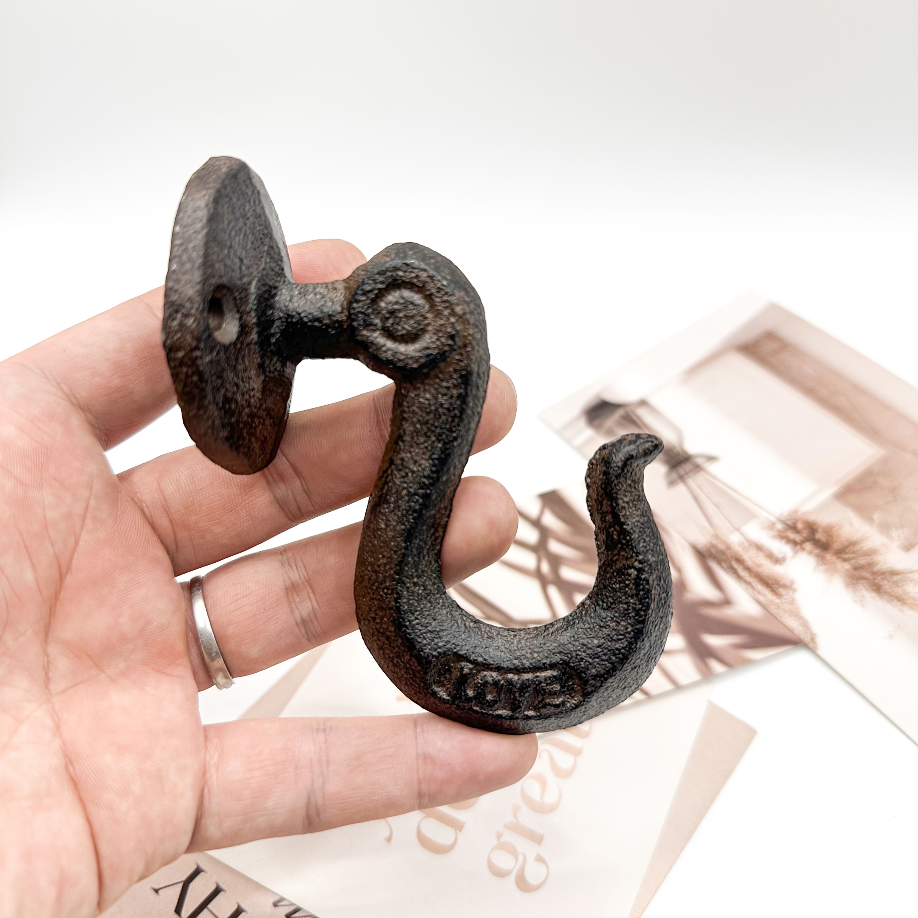 Image of 1pc Hook + 2pcs Screws Cast Iron Wrought Iron Door Hook Pastoral European Retro Wall-mounted Door Behind Hook Wall Hook Creative Classice Clothing Hanger