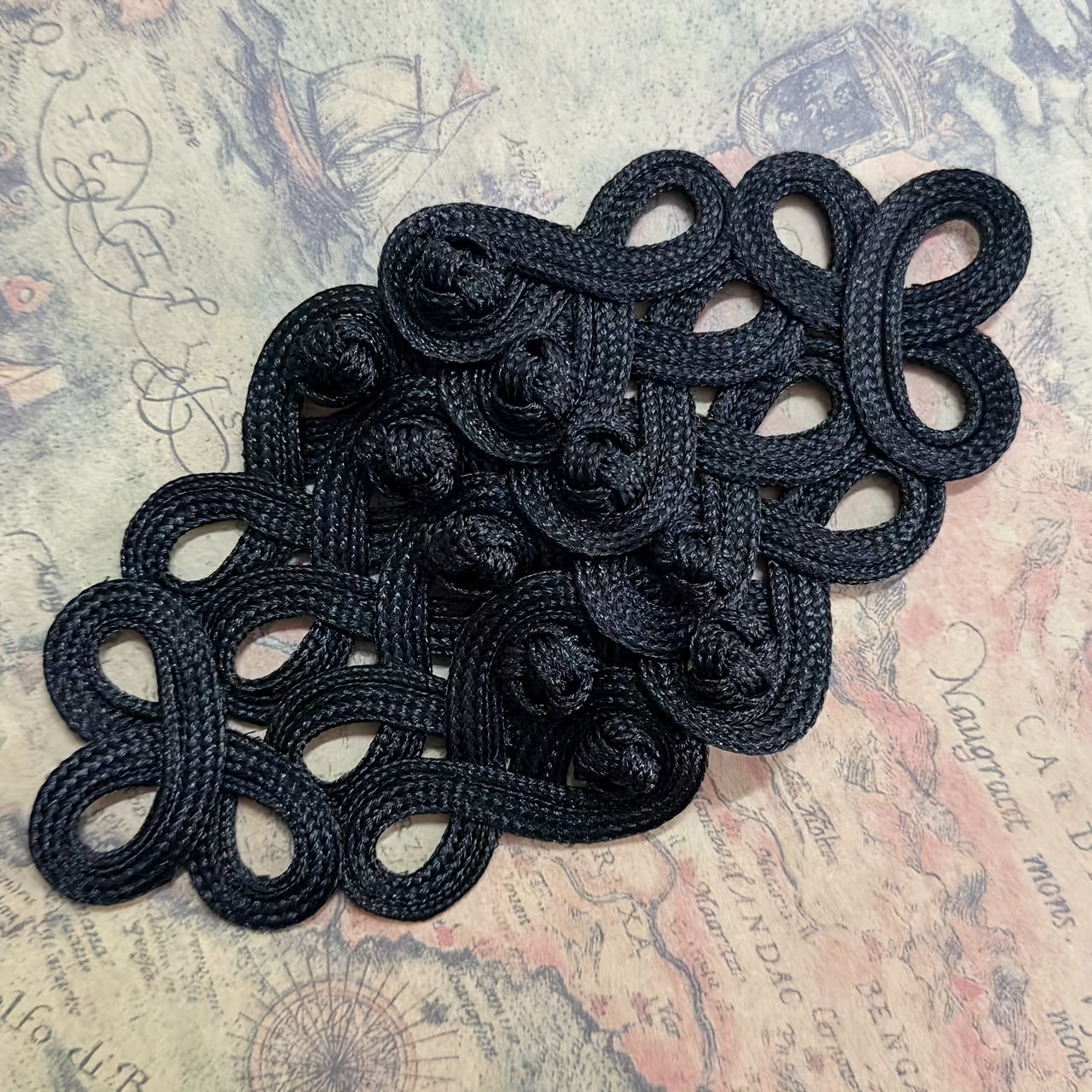 E-shop Handgefertigter, übergroßer goldener Uniform-Knotenknopf mit den Maßen 19,5*10 cm. Er verfügt über einen --Verschluss mit Kordelstickerei und