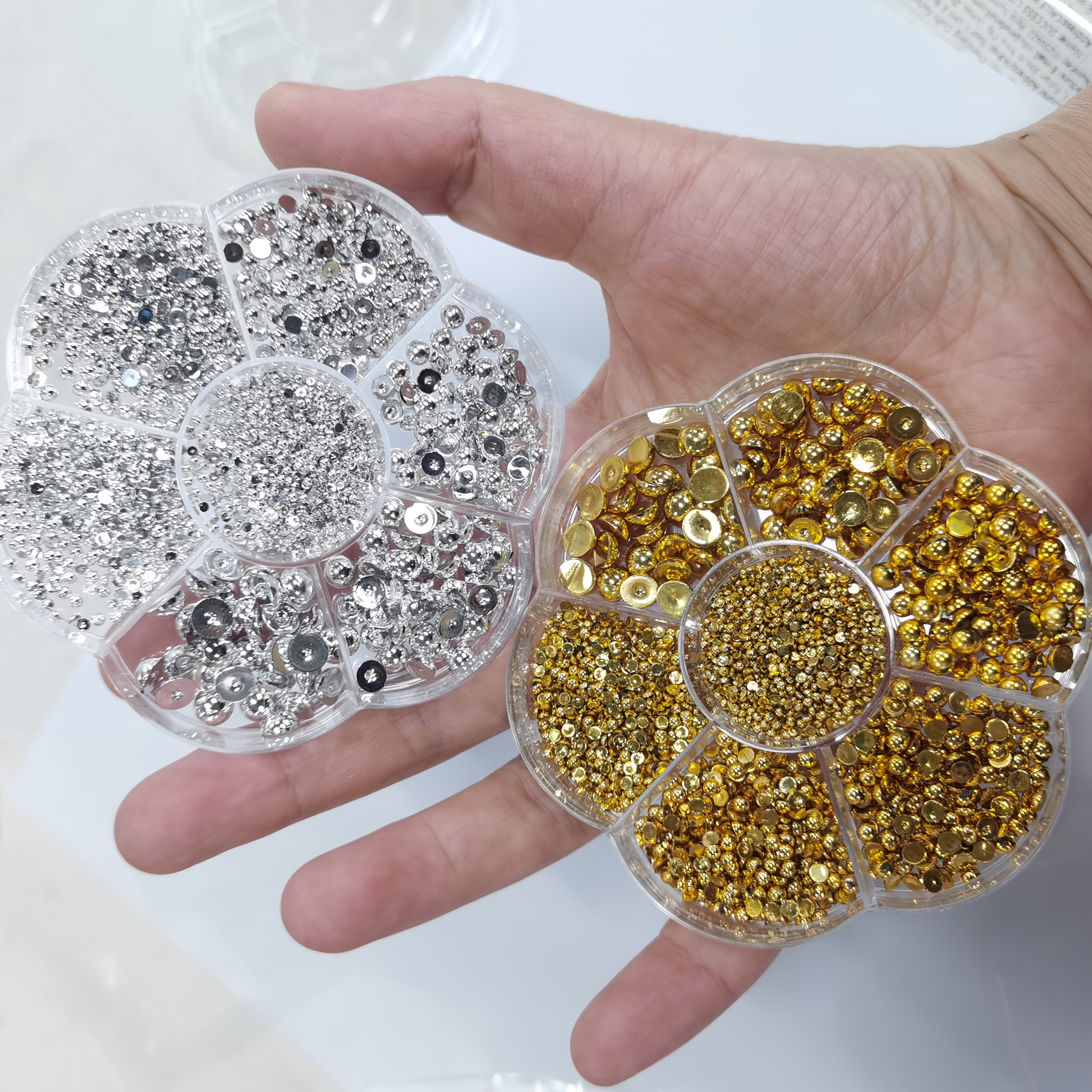 TEMU Lot de 2 boîtes de perles demi-rondes dorées et argentées, breloques pour ongles, perles caviar à dos plat à tailles mélangées, strass pour art