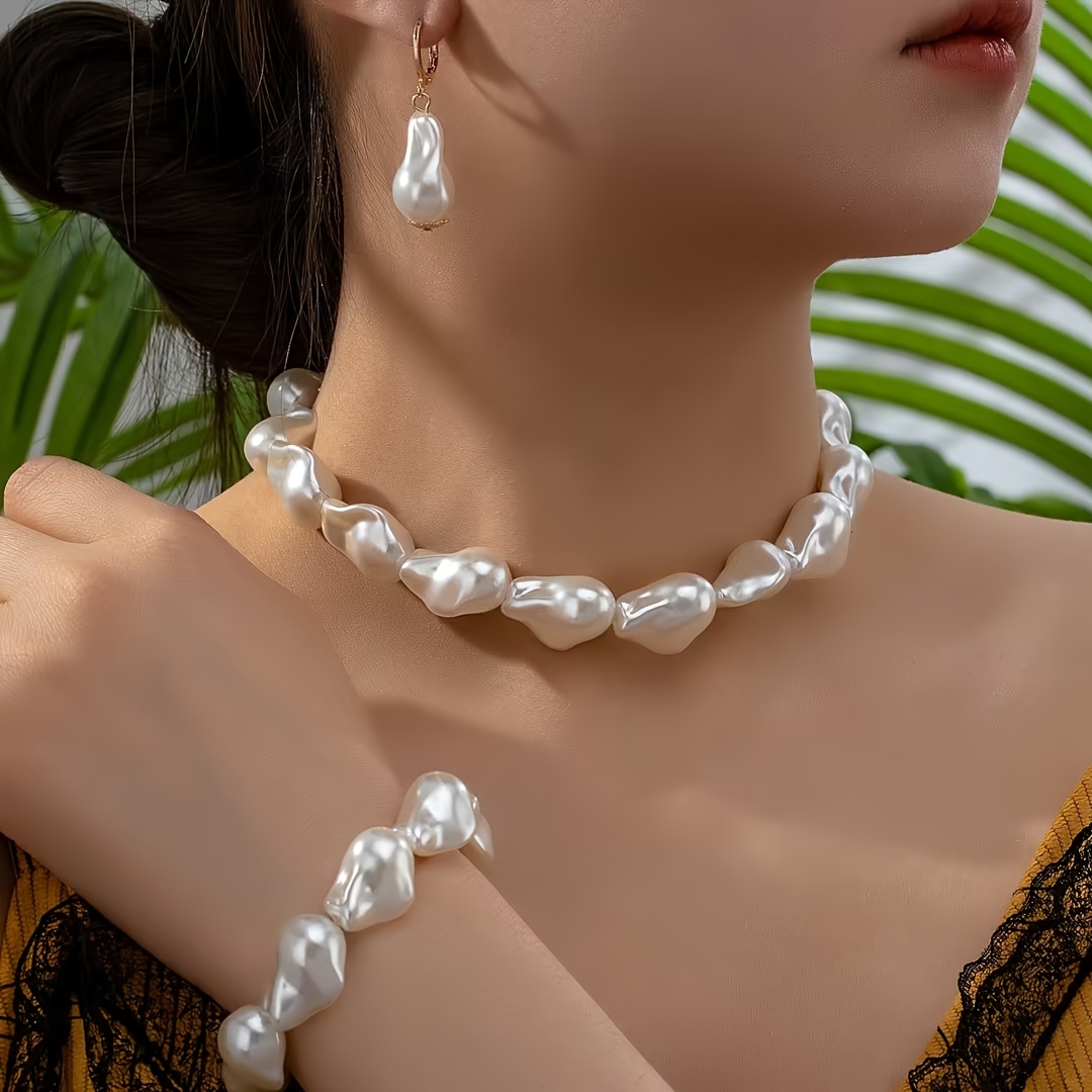 E-shop Ein Set klassischer, eleganter, retro- und inspirierter Kunstperlen-Halskette, Ohrringe und Armband-Set, Damen