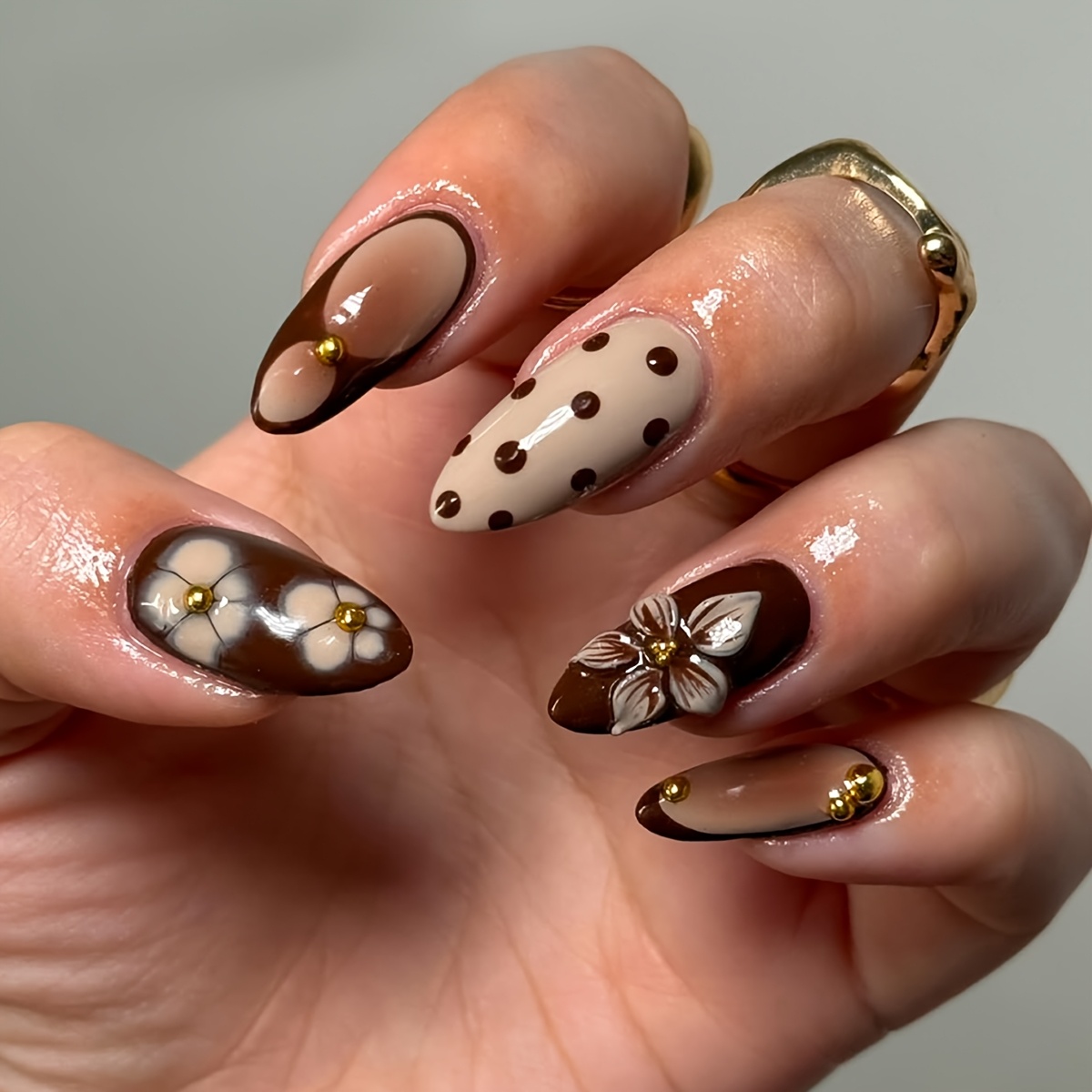E-shop 24 Stück Mandel Nagel Press-On Nails im Herbst-/Winter-Farbspektrum von Braun, Kaffee und Creme, mit Farbverlaufseffekten, 3D-Geldesigns,