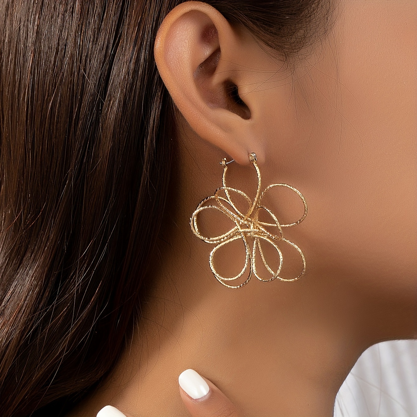 A Pair Of Fashionable And Versatile Metal Flower Ear Hoops
