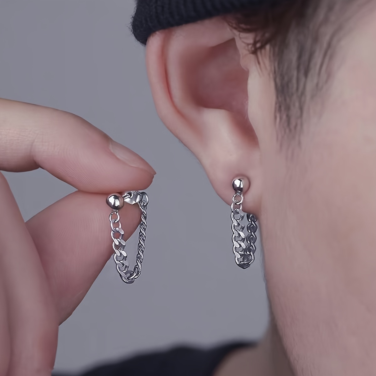 

Une paire de boucles d'oreilles en acier inoxydable avec pendentif chaîne NK à l' et à l'arrière, anti-allergiques